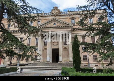 Salamanca / Spanien - 05 12 2021: Frontansicht der Philologischen Fakultät der Universität Salamanca und Park- und Gartenanlage Stockfoto