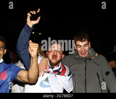 Wembley, London, Großbritannien. Juli 2021. Anhänger am Trafalgar Square feiern England und erzielen die letzten Strafen des Spiels beim Finale der Euro 2020. 11/07/2021, Marcin Riehs/Pathos Credit: One Up Top Editorial Images/Alamy Live News Stockfoto