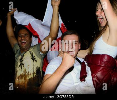 Wembley, London, Großbritannien. Juli 2021. Anhänger am Trafalgar Square feiern England und erzielen die letzten Strafen des Spiels beim Finale der Euro 2020. 11/07/2021, Marcin Riehs/Pathos Credit: One Up Top Editorial Images/Alamy Live News Stockfoto