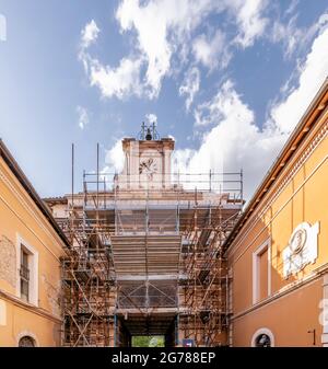 Die Gedenktafel an Giuseppe Garibaldi und das Innere der Porta Romana in Norcia, Italien Stockfoto