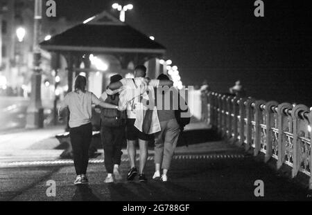 Brighton UK 11. Juli 2021 - England Fußballfans gehen nach Brighton, nachdem sie die Niederlage gegen Italien im FINALE DER EURO 2020 gesehen haben : Credit Simon Dack / Alamy Live News Stockfoto