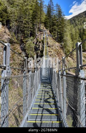 Brücke, Hängebrücke, Kals, Großglockner, Osttirol, Ködnitztal, Ködnitzbach, Spannweite, Tragseil, Schlucht, Schrauben, Stufen, wackelig, bewegen, Gelb Stockfoto