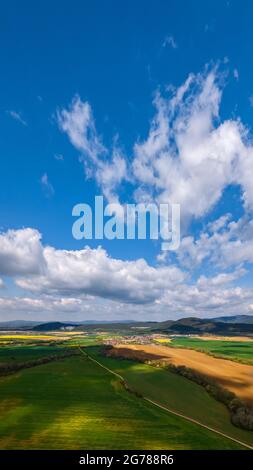 Luftaufnahme der landwirtschaftlichen Landschaft in der Slowakei mit Feldern und Wald in der Sommersaison. Schöne ländliche Landschaft aus der Vogelperspektive. Stockfoto