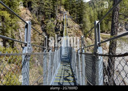 Brücke, Hängebrücke, Kals, Großglockner, Osttirol, Ködnitztal, Ködnitzbach, Spannweite, Tragseil, Schlucht, Schrauben, Stufen, wackelig, bewegen, Gelb Stockfoto