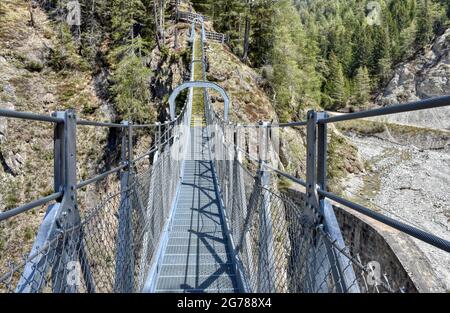 Brücke, Hängebrücke, Kals, Großglockner, Osttirol, Ködnitztal, Ködnitzbach, Spannweite, Tragseil, Schlucht, Schrauben, Stufen, wackelig, bewegen, Gelb Stockfoto