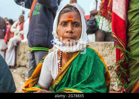 Nahaufnahme eines nachdenklichen indischen Weibchens, das auf den Sonnenaufgang wartet, Kanyakumari, Tamil Nadu, Indien Stockfoto