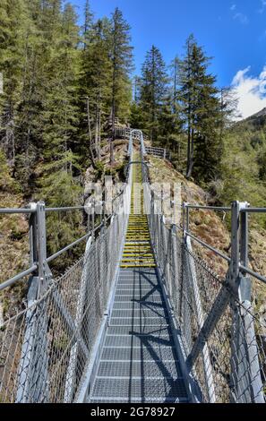 Brücke, Hängebrücke, Kals, Großglockner, Osttirol, Ködnitztal, Ködnitzbach, Spannweite, Tragseil, Schlucht, Schrauben, Stufen, wackelig, bewegen, Gelb Stockfoto