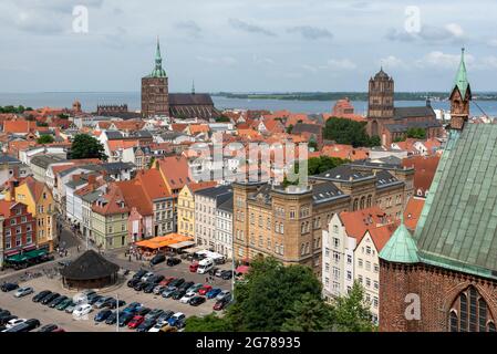 Stralsund, Deutschland. Juni 2021. Blick von der St.-Marien-Kirche auf die Altstadt mit der St.-Nikolai-Kirche. Quelle: Stephan Schulz/dpa-Zentralbild/ZB/dpa/Alamy Live News Stockfoto