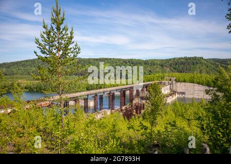 Blick auf verlassene Wasserkraftwerke am Fluss Taidon, Sibirien, Russland Stockfoto