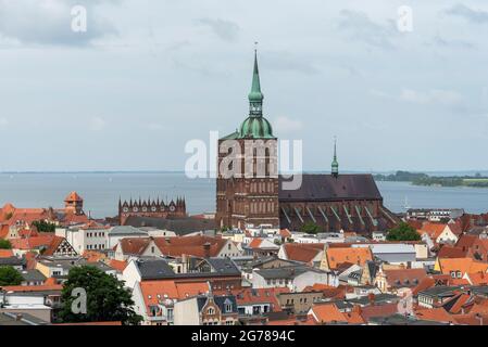 Stralsund, Deutschland. Juni 2021. Blick von der St.-Marien-Kirche auf die Altstadt mit der St.-Nikolai-Kirche und dem historischen Rathaus. Quelle: Stephan Schulz/dpa-Zentralbild/ZB/dpa/Alamy Live News Stockfoto