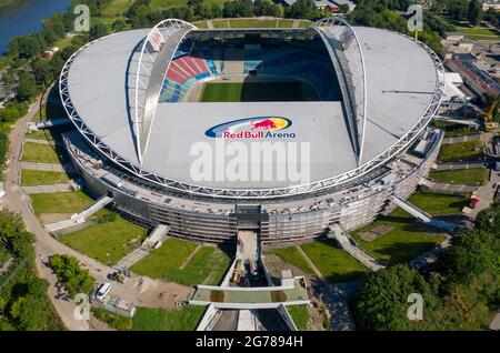 14. Juni 2021, Sachsen, Leipzig: Zwei Krane stehen in der Red Bull Arena. Das Heimgelände von RB Leipzig wird umgebaut. Die Zuschauerkapazität erhöht sich von 42,558 auf 47,069 im Stehen und Sitzen. Die Außenseite des Stadions ist von einer schalldichten Fassade umgeben. Der Damm des ehemaligen Zentralstadions, das die Arena umfasst, wurde hinter dem historischen Glockenturm aufgeschnitten, um Platz für einen neuen Eingang zu schaffen. RB Leipzig investiert bis 2022 gut 60 Millionen Euro in den Umbau. (Luftaufnahme mit Drohne) Foto: Jan Woitas/dpa-Zentralbild/ZB - WICHTIGER HINWEIS: Gemäß den Vorschriften der t Stockfoto