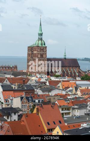 Stralsund, Deutschland. Juni 2021. Blick von der St.-Marien-Kirche auf die Altstadt mit der St.-Nikolai-Kirche und dem historischen Rathaus. Quelle: Stephan Schulz/dpa-Zentralbild/ZB/dpa/Alamy Live News Stockfoto