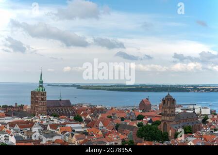 Stralsund, Deutschland. Juni 2021. Blick von der St.-Marien-Kirche auf die Altstadt mit der St.-Nikolai-Kirche und dem historischen Rathaus. Quelle: Stephan Schulz/dpa-Zentralbild/ZB/dpa/Alamy Live News Stockfoto