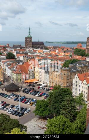 Stralsund, Deutschland. Juni 2021. Blick von der St.-Marien-Kirche auf die Altstadt mit der St.-Nikolai-Kirche. Quelle: Stephan Schulz/dpa-Zentralbild/ZB/dpa/Alamy Live News Stockfoto