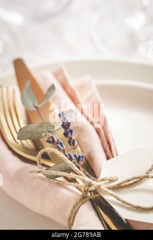 Details zur Tischeinstellung mit Lavendel auf weißen Tellern. Stockfoto