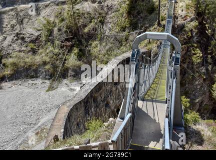 Brücke, Hängebrücke, Kals, Großglockner, Osttirol, Ködnitztal, Ködnitzbach, Spannweite, Tragseil, Schlucht, Schrauben, Stufen, wackelig, bewegen, Gelb Stockfoto