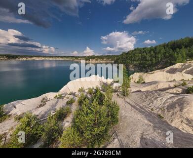 Malerischer wilder See. Überflutete Mine in der Ukraine. Verstecktes Touristenjuwel Stockfoto