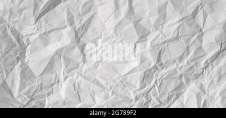 Graues, blank gefittertes Papier. Zerknitterter Papierbogen-Hintergrund. Stockfoto