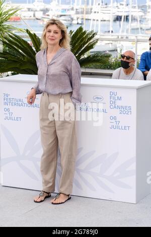Palais des Festivals, Cannes, Frankreich. Juli 2021. Margherita Buy posiert auf der Fotocall „Three Floors“. Bild nach Kredit: Julie Edwards/Alamy Live News Stockfoto