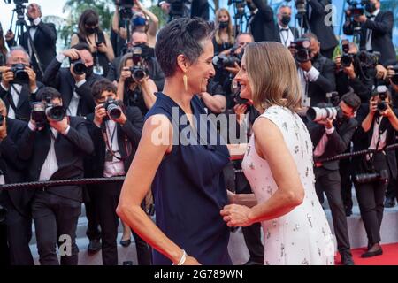 Jodie Foster (r) und Alexandra Hedison besuchen am 06. Juli 2021 die Premiere von „Annette“ während der 74. Jährlichen Filmfestspiele von Cannes in Cannes, Frankreich. Stockfoto