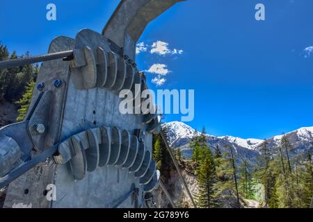 Brücke, Hängebrücke, Kals, Großglockner, Osttirol, Ködnitztal, Ködnitzbach, Spannweite, Tragseil, Schlucht, Schrauben, Stufen, wackelig, bewegen, Gelb Stockfoto