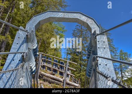 Brücke, Hängebrücke, Kals, Großglockner, Osttirol, Ködnitztal, Ködnitzbach, Spannweite, Tragseil, Schlucht, Schrauben, Stufen, wackelig, bewegen, Gelb Stockfoto