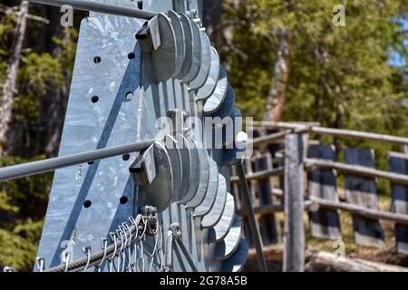 Brücke, Hängebrücke, Kals, Großglockner, Osttirol, Ködnitztal, Ködnitzbach, Spannweite, Tragseil, Schlucht, Schrauben, Stufen, wackelig, bewegen, Gelb Stockfoto