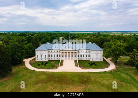 Luftaufnahme über das Festetics Castle in Dég, das das einzige klassizistische Schloss in der Grafschaft Fejér ist. Das Schloss ist von dem größten englischen Park in umgeben Stockfoto