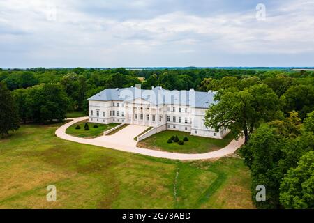 Luftaufnahme über das Festetics Castle in Dég, das das einzige klassizistische Schloss in der Grafschaft Fejér ist. Das Schloss ist von dem größten englischen Park in umgeben Stockfoto