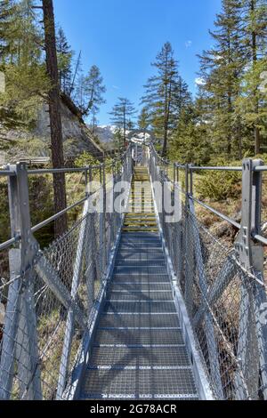 Brücke, Hängebrücke, Kals, Großglockner, Osttirol, Ködnitztal, Ködnitzbach, Spannweite, Tragseil, Schlucht, Schrauben, Stufen, wackelig, bewegen, Gelb Stockfoto