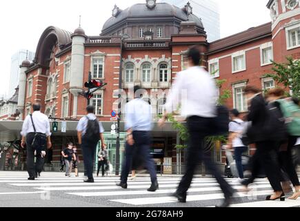 Tokio, Japan. Juli 2021. Pendler überqueren am Montag, den 12. Juli 2021, eine Straße vor dem Bahnhof Tokio in Tokio. 502 Menschen wurden in Tokio mit dem neuen Coronavirus infiziert, und Tokio trat am 12. Juli erneut in den Notstand COVID-19 ein. Quelle: Yoshio Tsunoda/AFLO/Alamy Live News Stockfoto