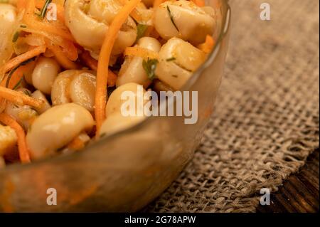 Gesalzene Pilze in einer Glasschale auf einem Holztisch. Nahaufnahme Selektiver Fokus Stockfoto