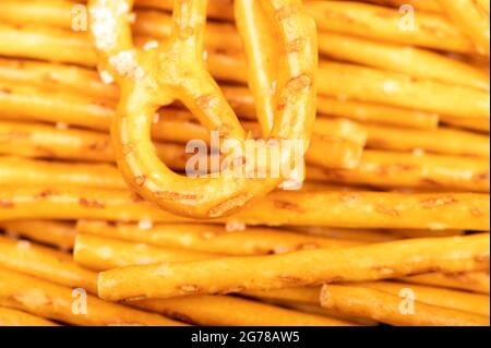 Brotstäbchen und Brotfiguren mit Salz. Nahaufnahme Hintergrundbild Stockfoto