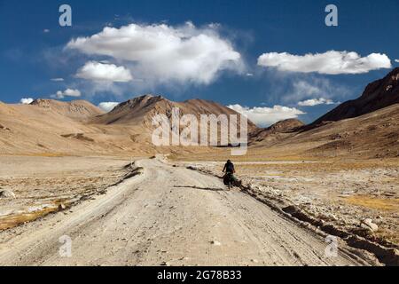 Pamir Autobahn oder Pamirskij trakt mit Biker, gibt es eine der besten Radweg auf der Welt. Unbefestigte Straße in Tadschikistan, Dach der Welt Stockfoto