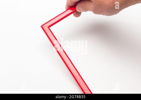 Hand, Finger und verschiedene Farben; Buntstifte, voller Bereich; farbige Winkel, die von der Hand eines Erwachsenen gehalten werden Stockfoto