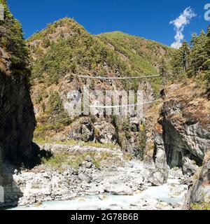 Zwei Hängebrücken in Nepal Himalaya unter Namche Bazar oberhalb des Dudh Koshi Nadi Flusses, Mount Everest Basislager Trek Stockfoto