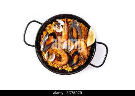 Traditionelle spanische Paella mit Meeresfrüchten isoliert auf weißem Hintergrund Stockfoto