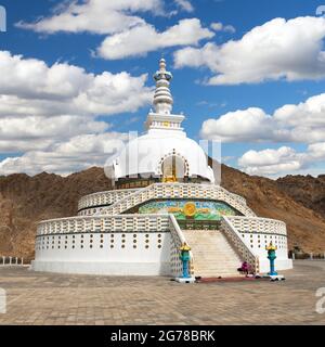 Blick auf die Hohen Shanti Stupa mit schönen Himmel, der große Stupa in Leh und eine aus den besten buddhistischen Stupas - Jammu und Kaschmir - Ladakh - Indien Stockfoto