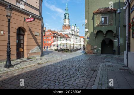 Blick von der Swietoslawska Straße auf den alten Marktplatz in Posen, wo Terrassen, Kaufmannshäuser und das alte Rathaus zu sehen sind, Polen Stockfoto