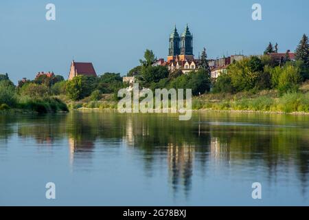 Die Erzkathedrale Basilika St. Peter und St. Paul in Posen steht auf der Insel Ostrów Tumski (Dominsel) in Polen Stockfoto