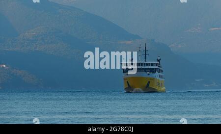 Ionische Inseln, Ithaca, Insel Odysseus, Überfahrt zwischen Poros auf Kefaloniia und dem Hafen von Aetos auf Ithaca, Fähre auf dem Weg von Poros nach Aetos. Grüne Hänge von Ithaca im Hintergrund, Silhouette Stockfoto