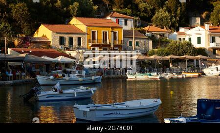 Ionische Inseln, Ithaca, Insel Odysseus, Kioni, Hafen an der Nordostküste, früh morgens, Morgenstimmung, Morgenlicht, Hafen, Fischerboote, Segelboote Stockfoto