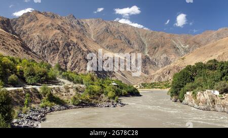 Panj Fluss und Pamir Berge, Panj ist der obere Teil des Flusses Amu Darya. Panoramablick, Tadschikistan und Afghanistan Grenze, Dach der Welt Stockfoto