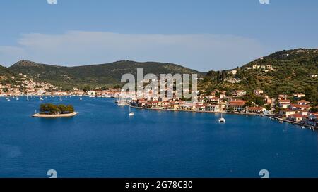 Ionische Inseln, Ithaca, Bucht von Molos, Vathi, Blick auf die Bucht von Kathis und die Insel Lazareto, Segelboote, blaues Wasser, hellblauer Himmel mit hellen Wolken Stockfoto