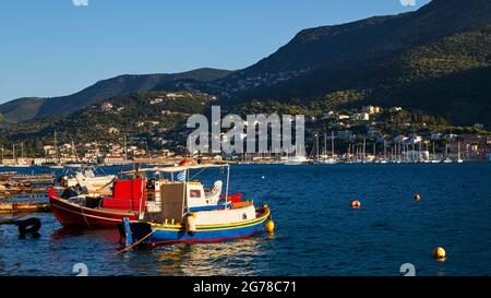 Ionische Inseln, Ithaca, Insel Ulysses, Hauptstadt, Vathi, Bucht von Vathi, Fischtaverne, Fischerboote, Bojen, Blick auf den Hafen von Kathis und Kathis im Hintergrund, Berge hinter Vathi Stockfoto