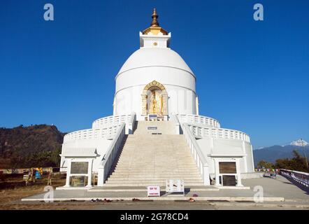 Weltfriedensstupa in der Nähe von Pokhara, Nepal, Vorderansicht, Annapurna-Gebiet Stockfoto