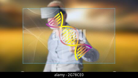 Mann mit vr-Headset, der mit dem Finger ein genetisches Forschungskonzept auf einem Touchscreen berührt Stockfoto