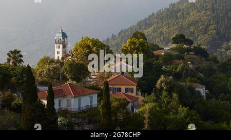 Ionische Inseln, Ithaka, Insel Odysseus, nordwestlich, Bergdorf Exogi, Blick vom Weg zum Gipfel zurück nach Exogi im Morgennebel, Kirchturm, Häuser, Bäume Stockfoto