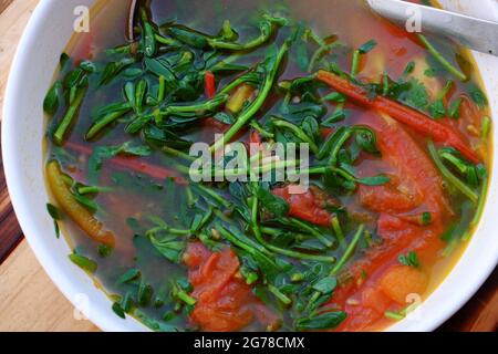 Draufsicht rote Tomate mit Endive Suppenschüssel, einfaches, billiges und schnelles Essen zum Mittagessen, aber lecker und nahrhaft Stockfoto