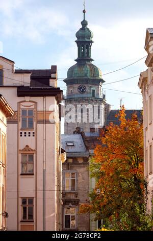 Alte traditionelle Häuser im historischen Teil der Stadt. Lviv. Ukraine. Stockfoto